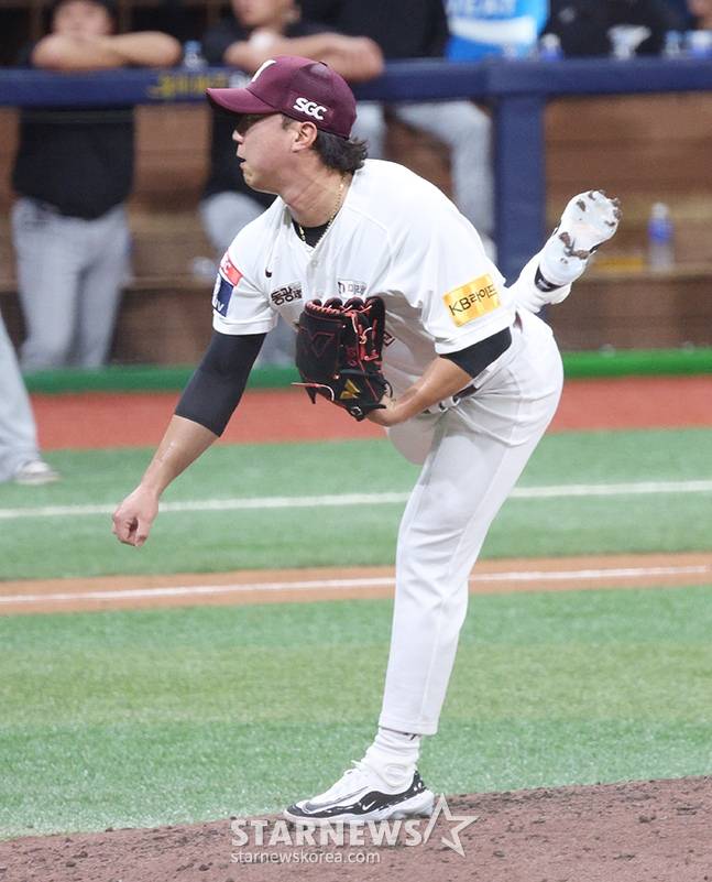 문성현의 키움 히어로즈 시절 투구 모습. /사진=김진경 대기자
