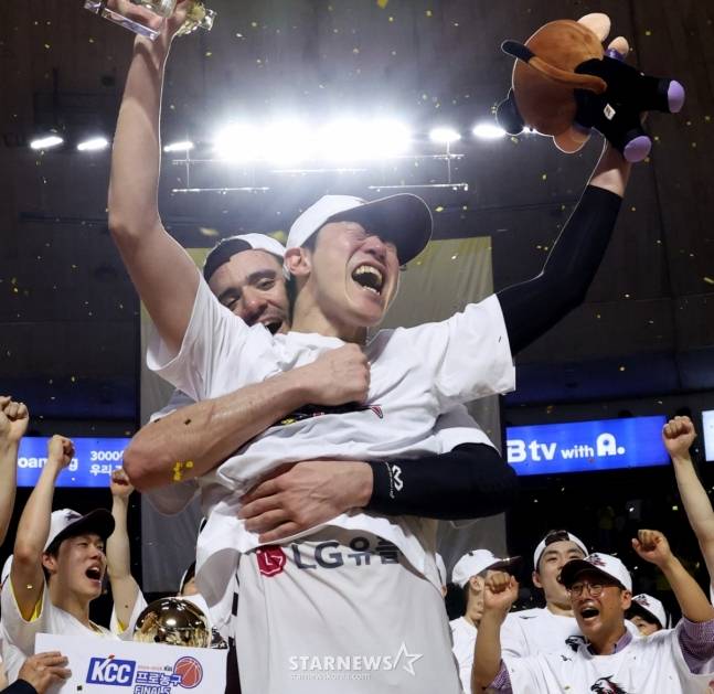 허일영(가운데)이 지난 17일 서울 잠실학생체육관에서 열린 2024~20254시즌 KCC 프로농구 챔피언결정전 7차전 승리 후 포효하고 있다. /사진=김진경 대기자
