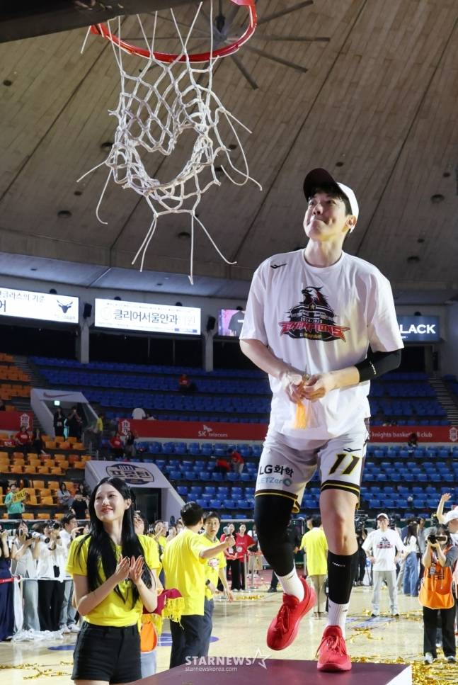 챔피언결정전 MVP를 수상한 허일영이 골대 그물 컷팅을 한 뒤 미소를 보이고 있다./사진=김진경 대기자