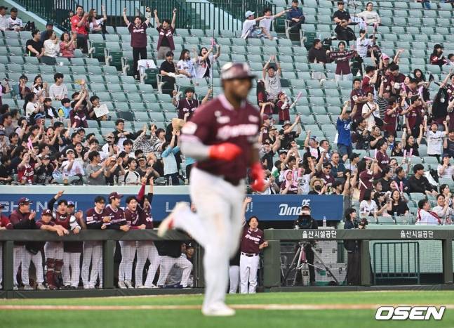 키움 야시엘 푸이그가 17일 울산 NC전 더블헤더 2차전에서 3회 솔로홈런을 터트리고 그라운드를 돌고 있다.