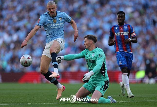 18일 영국 런던 웸블리 스타디움에서 열린 크리스탈 팰리스와 맨체스터 시티의 2024~2025 잉글랜드 FA컵 결승전. 전반 23분 크리스탈 팰리스 골키퍼 딘 헨더슨이 페널티 박스 밖에서 손으로 공을 쳐내는 순간. /AFPBBNews=뉴스1