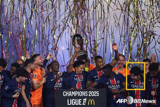 파리 생제르맹(PSG) 선수들이 18일 프랑스 파리의 파르크 데 프랭스에서 열린 오세르와의 2024~2025 프랑스 프로축구 리그1 최종전을 마친 뒤 우승 세리머니를 하고 있다. 이강인(노란색 네모)도 환하게 웃으며 세리머니를 즐기고 있다. /AFPBBNews=뉴스1