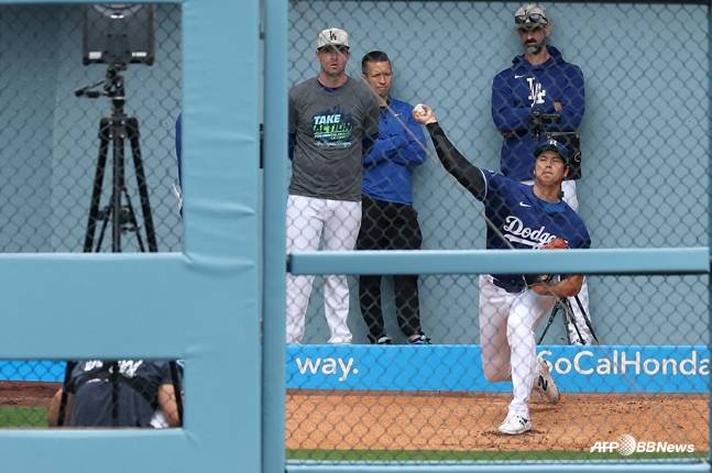 오타니(오른쪽 아래)가 불펜 피칭을 하고 있는 모습. /AFPBBNews=뉴스1