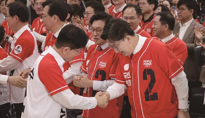 공당의 대선후보를 흔드는 공당이 어디에 또 있을까.[사진｜뉴시스]