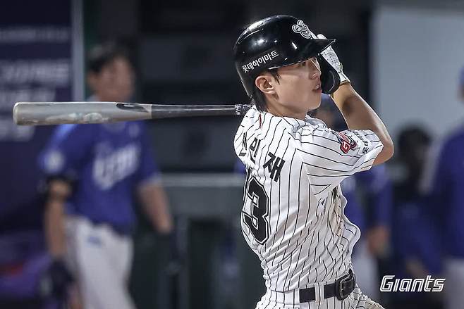 롯데 자이언츠 내야수 전민재가 지난 17일 부산 사직야구장에서 열린 2025 신한 SOL Bank KBO리그 삼성 라이온즈와의 팀 간 5차전 및 더블헤더 2차전에 6번타자 겸 유격수로 선발출전, 4타수 2안타 2타점 1득점을 기록했다. 사진 롯데 자이언츠