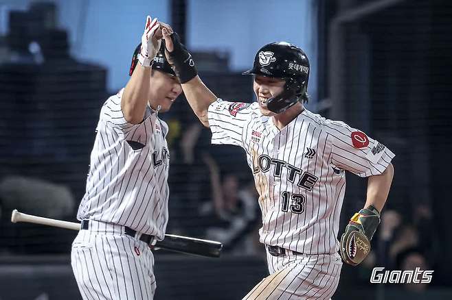 롯데 자이언츠 내야수 전민재가 지난 17일 부산 사직야구장에서 열린 2025 신한 SOL Bank KBO리그 삼성 라이온즈와의 팀 간 5차전 및 더블헤더 2차전에 6번타자 겸 유격수로 선발출전, 4타수 2안타 2타점 1득점을 기록했다. 사진 롯데 자이언츠