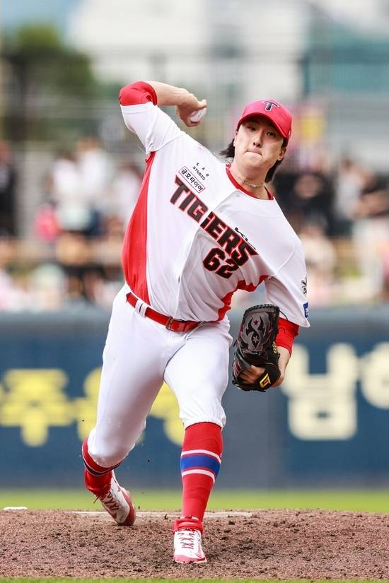 KIA 타이거즈 마무리 투수 정해영이 지난 17일 광주 두산 베어스와 더블헤더 1차전 9회 초 구원 등판해 1이닝 무실점으로 개인 통산 133세이브를 달성했다. 정해영은 이 세이브로 선동열 전 감독과 함께 보유했던 타이거즈 프랜차이즈 최다 세이브 신기록을 작성했다. KIA 타이거즈