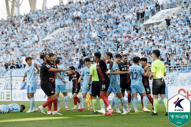 김기동 감독이 이끄는 서울은 18일 대구iM뱅크PARK에서 열린 대구FC와의 하나은행 K리그1 2025 14라운드 원정 경기에서 후반 3분 터진 둑스의 선제 결승골을 잘 지켜 1-0으로 승리했다. 지난 3월 29일 대구와의 맞대결 승리 후&nbsp;7경기에서 4무3패로 승리가 없었던 서울은 다시 대구를 제물로 8경기 만에 승리를 거둬 승점 3을 추가했다. 4승6무4패, 승점 18이 되면서 7위로 뛰어올랐다.