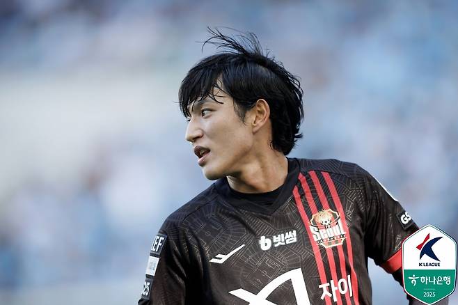 김기동 감독이 이끄는 서울은 18일 대구iM뱅크PARK에서 열린 대구FC와의 하나은행 K리그1 2025 14라운드 원정 경기에서 후반 3분 터진 둑스의 선제 결승골을 잘 지켜 1-0으로 승리했다. 지난 3월 29일 대구와의 맞대결 승리 후&nbsp;7경기에서 4무3패로 승리가 없었던 서울은 다시 대구를 제물로 8경기 만에 승리를 거둬 승점 3을 추가했다. 4승6무4패, 승점 18이 되면서 7위로 뛰어올랐다.