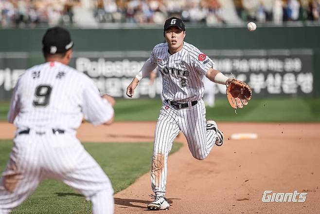 롯데 자이언츠 내야수 고승민이 18일 부산 사직야구장에서 열린 2025 신한 SOL Bank KBO리그 삼성 라이온즈와의 팀 간 6차전에 2번타자 겸 2루수로 선발출전, 4타수 3안타 2타점 1도루 1득점을 기록하고 팀 승리를 이끌었다. 사진 롯데 자이언츠