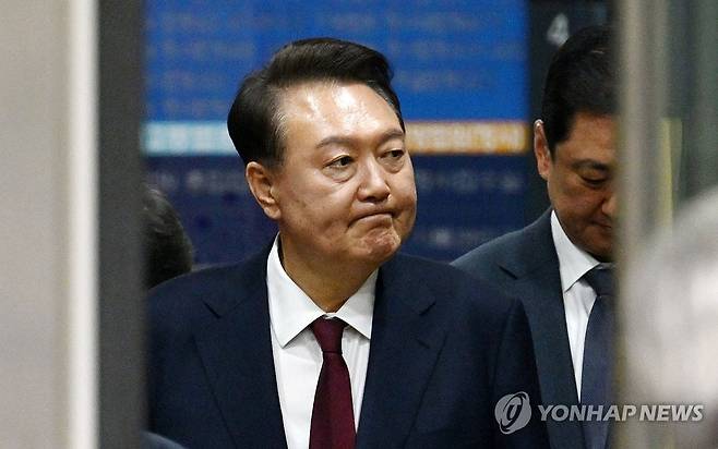 윤석열 전 대통령, 3차 공판 종료 (서울=연합뉴스) 윤석열 전 대통령이 12일 서울 서초구 중앙지방법원에서 열린 내란 우두머리 혐의, 직권남용 권리행사방해 혐의 사건 3차 공판을 마친 뒤 법정을 나서고 있다. 2025.5.12 [사진공동취재단] photo@yna.co.kr