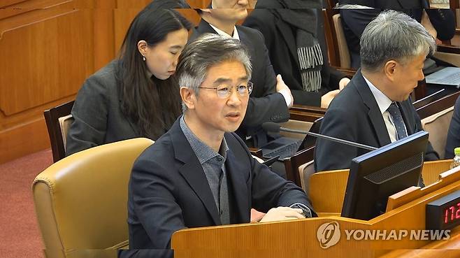 답변하는 김봉식 전 서울청장 (서울=연합뉴스) 김봉식 전 서울경찰청장이 13일 서울 종로구 헌법재판소에서 열린 윤석열 대통령 탄핵 심판 8차 변론에서 답변하고 있다. 2025.2.13 [헌법재판소 제공. 재판매 및 DB 금지] superdoo82@yna.co.kr