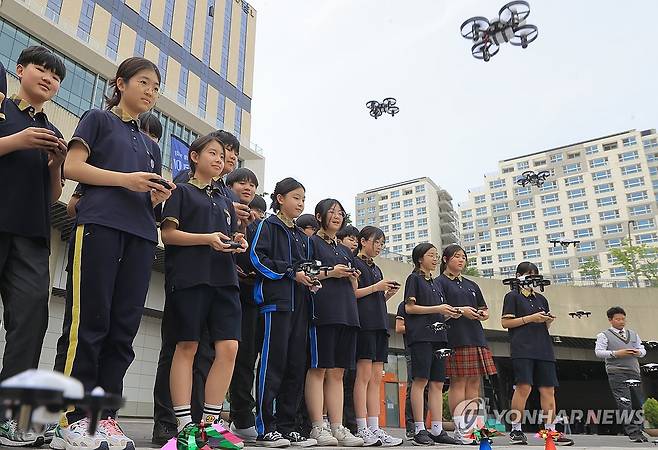 즐거운 드론비행 체험 (서울=연합뉴스) 류효림 기자 = 지난 14일 서울 강서구 마곡동 코엑스 마곡에서 열린 드론산업 얼라이언스 창립총회에서 학생들이 드론비행 체험을 하고 있다. 2025.5.18 ryousanta@yna.co.kr