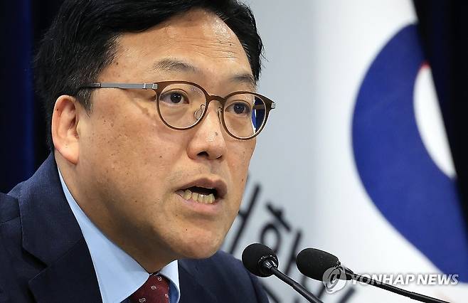 금융위원회 정례 기자간담회 (서울=연합뉴스) 최재구 기자 = 김병환 금융위원회 위원장이 7일 서울 종로구 정부서울청사에서 열린 금융위원회 정례 기자간담회에서 발언하고 있다. 2025.5.7 jjaeck9@yna.co.kr