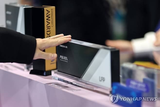 '인터배터리 2025' 삼성SDI 부스에 전시된 각형 배터리 [연합뉴스 자료사진]