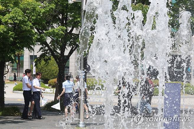 무더위 식히는 시원한 물줄기 [연합뉴스 자료사진]
