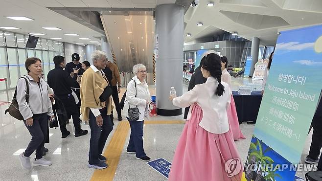 제주 방문한 월드와이드 크루즈선 승객 (서귀포=연합뉴스) 지난 4월 22일 월드와이드 크루즈선인 '앤썸 오브 더 씨즈(Anthem of The seas)호'를 타고 제주에 온 승객들이 제주 서귀포시 강정항을 통해 외부로 나가고 있다. 이 크루즈선은 여객정원 4천825명과 승무원 1천500명이 탑승할 수 있는 로얄캐리비언 선사의 16만톤급 대형 선박이다. [제주도 제공. 재판매 및 DB 금지]