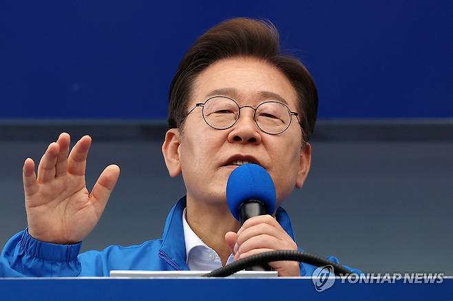 광주 집중유세에서 지지 호소하는 이재명 후보 (광주=연합뉴스) 황광모 기자 = 더불어민주당 이재명 대선후보가 17일 광주광역시 서구 김대중컨벤션센터 광장에서 열린 집중 유세에서 지지를 호소하는 연설을 하고 있다. 2025.5.17 [공동 취재] hkmpooh@yna.co.kr