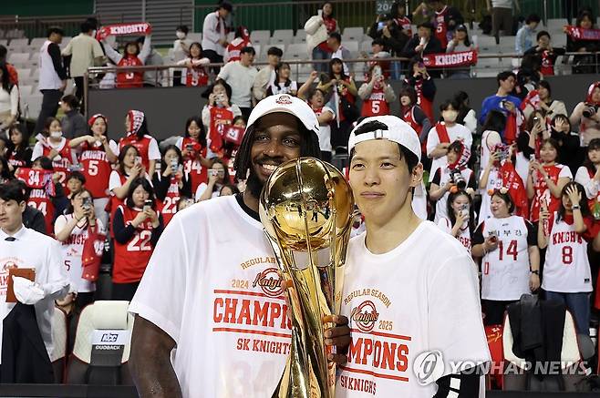 김선형, 달콤한 우승의 맛 (원주=연합뉴스) 양지웅 기자 = 16일 오후 강원 원주종합체육관에서 열린 2024-2025 프로농구 원주 DB와 서울 SK의 경기에서 승리한 SK 김선형과 자밀 워니가 정규리그 우승을 확정한 뒤 트로피를 들고 기념 촬영하고 있다.
    SK는 이날 승리로 역대 최소 경기 정규리그 우승 기록(46경기)을 세웠다. 2025.3.16 yangdoo@yna.co.kr