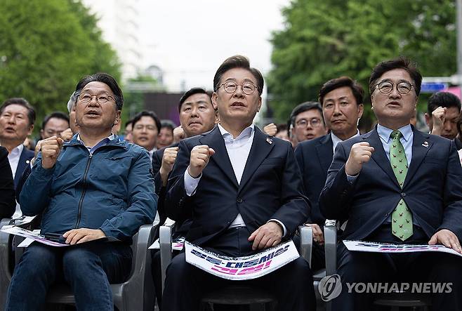 임을 위한 행진곡 제창하는 이재명 후보 (광주=연합뉴스) 황광모 기자 = 더불어민주당 이재명 대선후보가 17일 광주광역시 동구 금남로에서 열린 5·18 광주민주화운동 45주기 전야제에 참석해 임을 위한 행진곡을 제창하고 있다.
    (왼쪽부터) 강기정 광주시장, 이 후보, 우원식 국회의장. 2025.5.17 [공동취재] hkmpooh@yna.co.kr