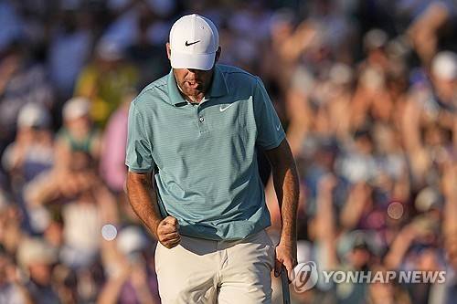 버디를 잡고 포효하는 셰플러. [AP=연합뉴스]