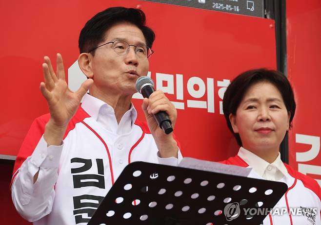 GTX 관련 공약 발표하는 김문수 후보 (화성=연합뉴스) 박동주 기자 = 국민의힘 김문수 대선 후보가 16일 경기 화성시 동탄역 앞에서 GTX 관련 공약 발표를 하고 있다. 2025.5.16 pdj6635@yna.co.kr