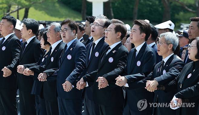 임을 위한 행진곡 제창하는 대선 후보들 (광주=연합뉴스) 홍해인 기자 = 18일 광주광역시 북구 국립 5·18민주묘지에서 열린 5·18민주화운동 45주년 기념식에서 정부인사와 대선후보들이 '임을 위한 행진곡'을 제창하고 있다.
왼쪽부터 조규연 5.18민주화운동부상자회장, 이주호 대통령 권한대행 부총리 겸 교육부 장관, 강정애 국가보훈부 장관, 윤남식 5.18민주화운동공로자회장, 우원식 국회의장, 김형두 헌재소장 권한대행, 더불어민주당 이재명 대선후보, 개혁신당 이준석 대통령 후보, 민주노동당 권영국 대선 후보. 2025.5.18 hihong@yna.co.kr