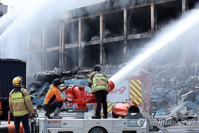 화재 진압하는 소방대원들 (광주=연합뉴스) 김혜인 기자 = 금호타이어 광주공장 화재 발생 이틀째인 18일 소방대원들이 물줄기를 쏘며 진화 작업을 벌이고 있다. 2025.5.18 in@yna.co.kr