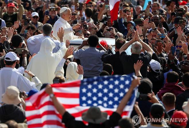 성베드로 광장 돌며 인사하는 최초의 미국인 교황 레오 14세 [로이터 연합뉴스 재판매 및 DB 금지]
