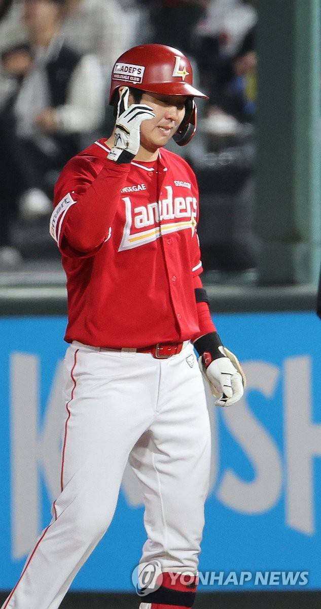 최정 두 번째 타석, 내야안타 (부산=연합뉴스) 강선배 기자 = 7일 부산 사직야구장에서 열린 프로야구 2025 신한 SOL 뱅크 KBO리그 SSG 샌더스와 롯데 자이언츠의 경기. 4회 초 2사 후 SSG 최정이 두 번째 타석에서 내야안타를 치고 세리머니 하고 있다. 2025.5.7 sbkang@yna.co.kr