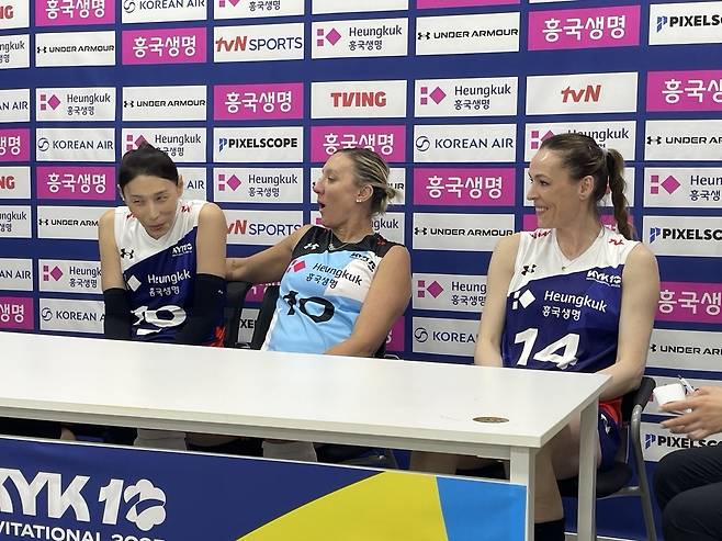 익살스러운 표정을 보이는 김연경  (인천=연합뉴스) 이대호 기자 = 김연경이 조던 라슨, 에다 에르뎀(사진 왼쪽부터)과 함께 참석한 기자회견에서 웃고 있다. 4bun@yna.co.kr