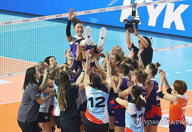 세계 올스타 선수들의 헹가래 받는 김연경 (인천=연합뉴스) 서대연 기자 = 2024-2025시즌을 끝으로 현역 생활을 마감한 '배구 여제' 김연경이 18일 인천 삼산월드체육관에서 열린 여자배구 세계올스타전 'KYK 인비테이셔널 2025'에서 경기가 종료된 뒤 세계 올스타 선수들로부터 헹가래를 받고 있다. 2025.5.18 dwise@yna.co.kr