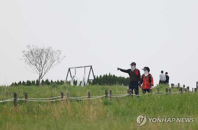 구름 많아 흐린 서울 (서울=연합뉴스) 김성민 기자 = 구름이 많아 흐린 날씨를 보인 11일 서울 마포구 하늘공원에서 시민들이 이동하고 있다. 2025.5.11 ksm7976@yna.co.kr