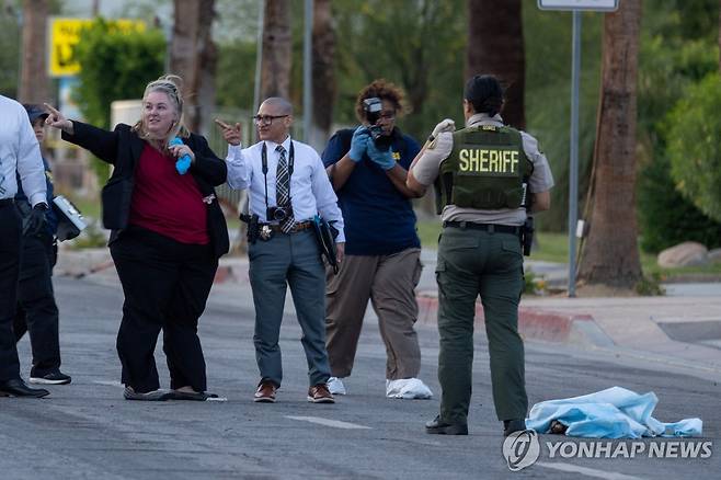 폭발 현장 주변 조사하는 현지 당국자들 [AFP=연합뉴스 자료사진. 재판매 및 DB 금지]
