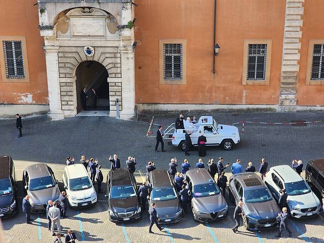 포프모빌 탑승한 레오 14세 교황 (바티칸=연합뉴스) 신창용 특파원 = 레오 14세 교황이 18일(현지시간) 바티칸 성 베드로 광장에서 거행된 즉위 미사에 앞서 광장 순례를 위해 포프모빌에 탑승하고 있다. 2025.05.18 changyong@yna.co.kr