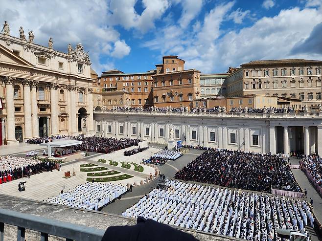 레오 14세 교황 즉위 미사 (바티칸=연합뉴스) 신창용 특파원 = 18일(현지시간) 바티칸 성 베드로 광장에서 레오 14세 교황의 즉위 미사가 거행되고 있다. 2025.05.18 changyong@yna.co.kr