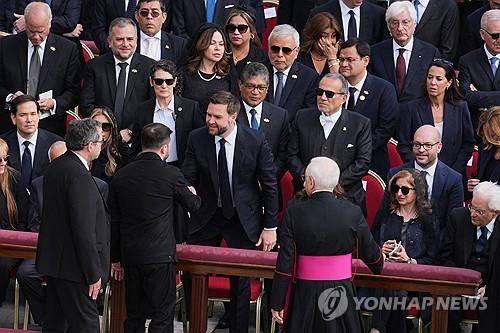 교황 즉위 미사서 악수하는 젤렌스키 우크라이나 대통령과 밴스 미국 부통령 [AFP=연합뉴스]