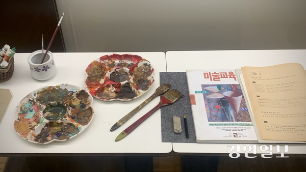 생전 그림 그리기를 좋아했던 일본군 위안부 피해자 고(故) 강덕경 할머니의 유품. 사용하던 팔레트와 붓 등이 함께 전시실에 놓여 있다. 2025.5.16 /유혜연기자 pi@kyeongin.com