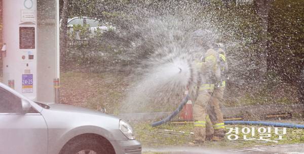 19일 오후 수원시 장안구 수원SK아트리움에서 ‘수원시 2025 안전한국훈련 및 긴급구조종합훈련’이 진행되고 있다. 2025.5.19 /이지훈기자 jhlee@kyeongin.com