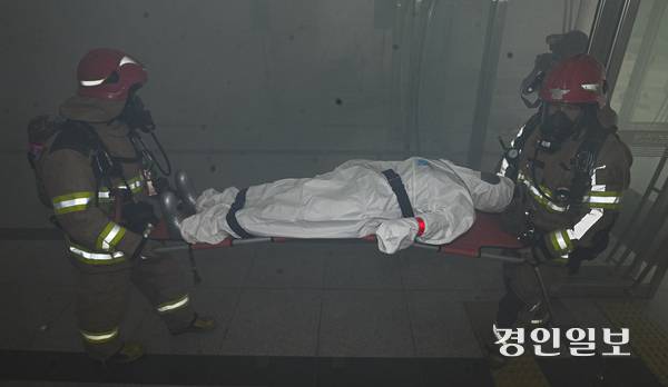 19일 오후 수원시 장안구 수원SK아트리움에서 ‘수원시 2025 안전한국훈련 및 긴급구조종합훈련’이 진행되고 있다. 2025.5.19 /이지훈기자 jhlee@kyeongin.com