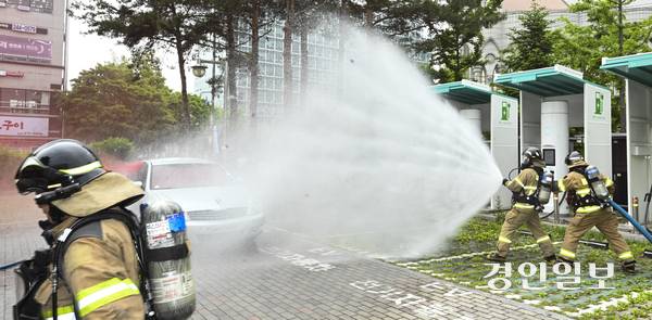 19일 오후 수원시 장안구 수원SK아트리움에서 ‘수원시 2025 안전한국훈련 및 긴급구조종합훈련’이 진행되고 있다. 2025.5.19 /이지훈기자 jhlee@kyeongin.com