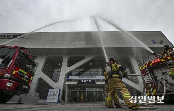 19일 오후 수원시 장안구 수원SK아트리움에서 ‘수원시 2025 안전한국훈련 및 긴급구조종합훈련’이 진행되고 있다. 2025.5.19 /이지훈기자 jhlee@kyeongin.com