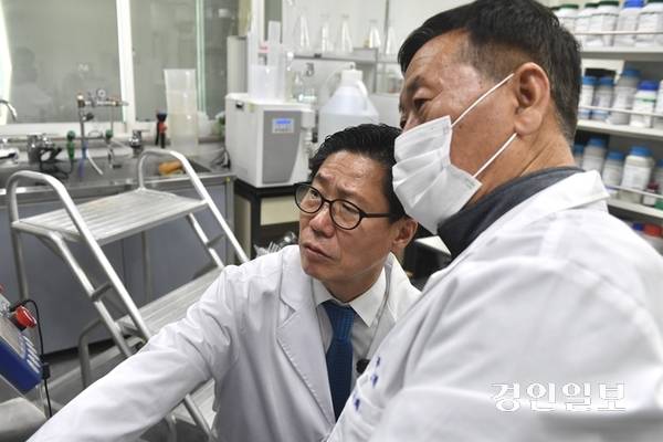 박현식 대표가 소속 연구원과 함께 실험장비를 가동하고 있다. /김우성기자 wskim@kyeongin.com