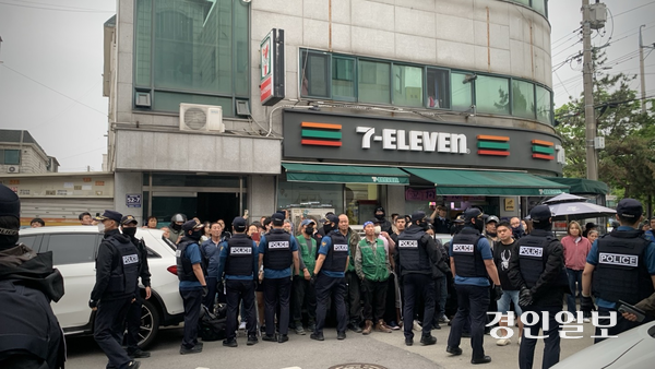 19일 오후 6시께 시흥시 정왕동 한 편의점 앞. 흉기 사건이 발생한 현장을 둘러싸고 경찰과 시민들이 모여 있다. 맞은편 빌라에서는 경찰이 시신을 수습 중이었다. 2025.5.19 /유혜연기자 pi@kyeongin.com