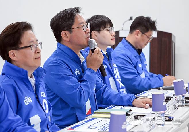 김승원 총괄공동상임선대위원장이 19일 오전 수원시 팔달구 더불어민주당 경기도당 대회의실에서 진행된 공동위원장단 회의에서 모두발언을 하고 있다. 임채운기자