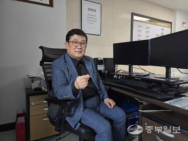 박정우 김포산업지원센터장이 중부일보와 인터뷰 후 사진촬영을 하고 있다. 박영재기자