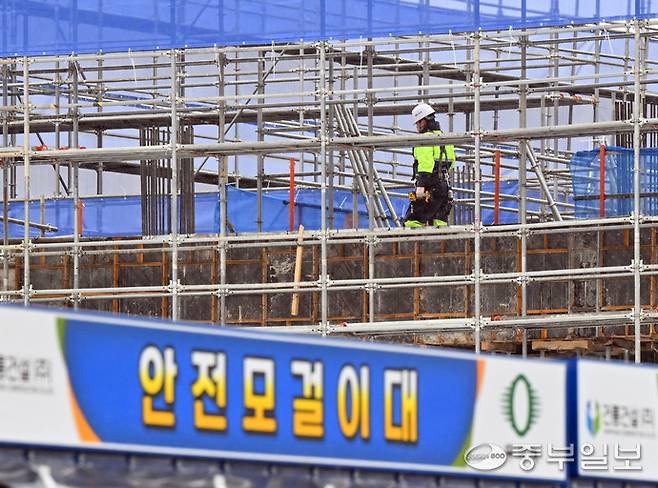 수원시 한 공사현장에서 작업자가 고공 작업을 하고 있다. 중부포토DB