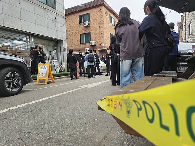 19일 오후 시흥시 정왕동의 한 편의점에서 흉기 사건이 발생한 가운데 편의점 인근 주택에 사망자가 발생해 경찰과 국과수 직원이 현장을 감식하고 있다. 노경민기자