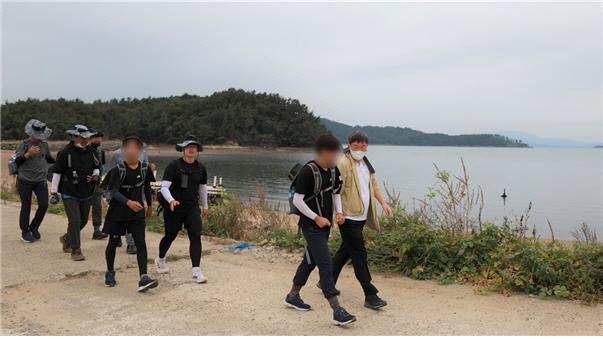 대전가정법원이 2025년 '길 위 학교' 도보순례를 6월 2일부터 시작한다. 사진은 2022년 길 위 학교 참가 보호소년과 인솔자가 걷는 모습.&nbsp; (사진=대전가정법원 제공)