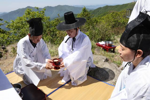 철쭉제 서막을 여는 소백산 산신제 봉행. 사진은 지난해 모습. 단양군 제공